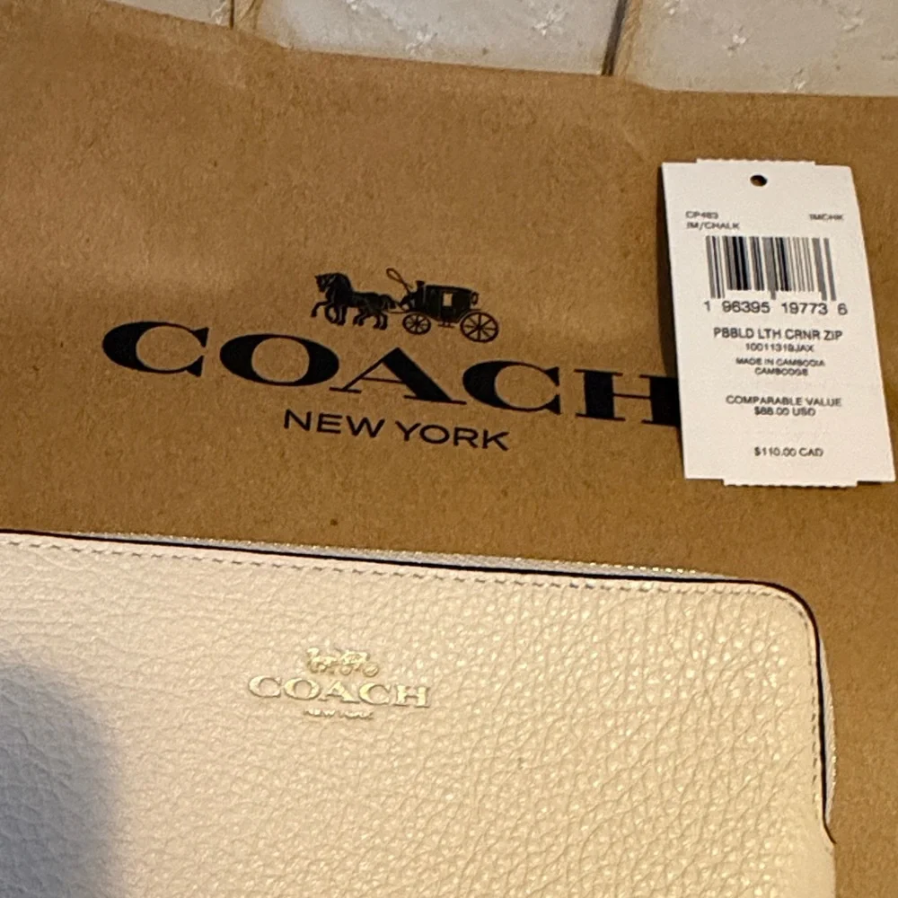 Coach Pebbled Cream Wristlet with Black Accents ❤️ NWT & Store Bag
